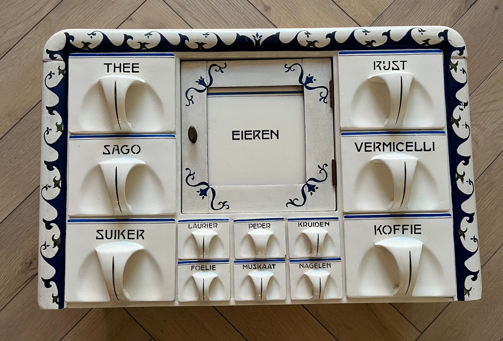 Antieke kruidenkast met porseleinen laden, zelf beschilderd, Antiek en Kunst, Ophalen