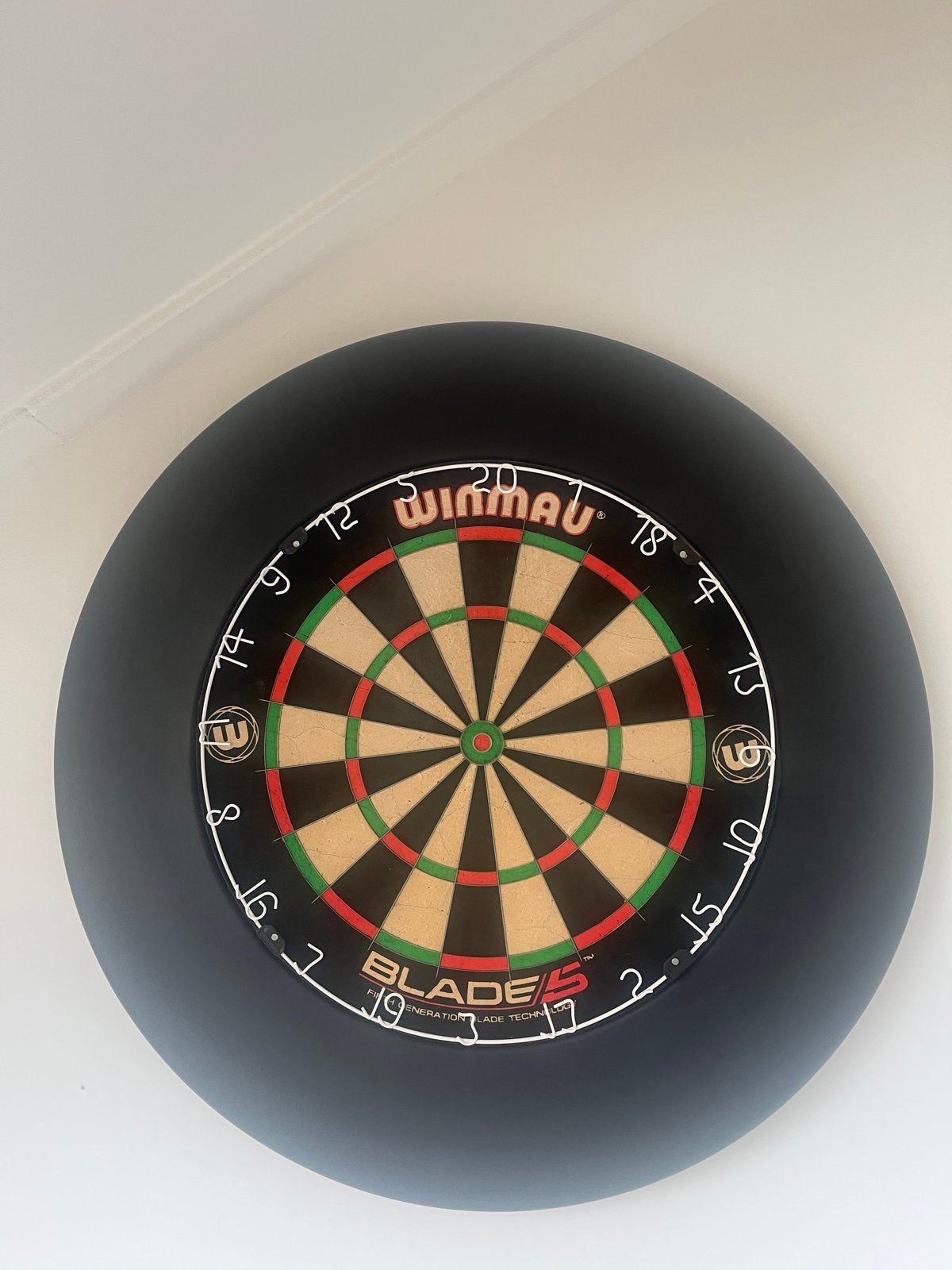 Winmau Blade 5 dartbord met rubber surround, Ophalen, Zo goed als nieuw, Dartbord