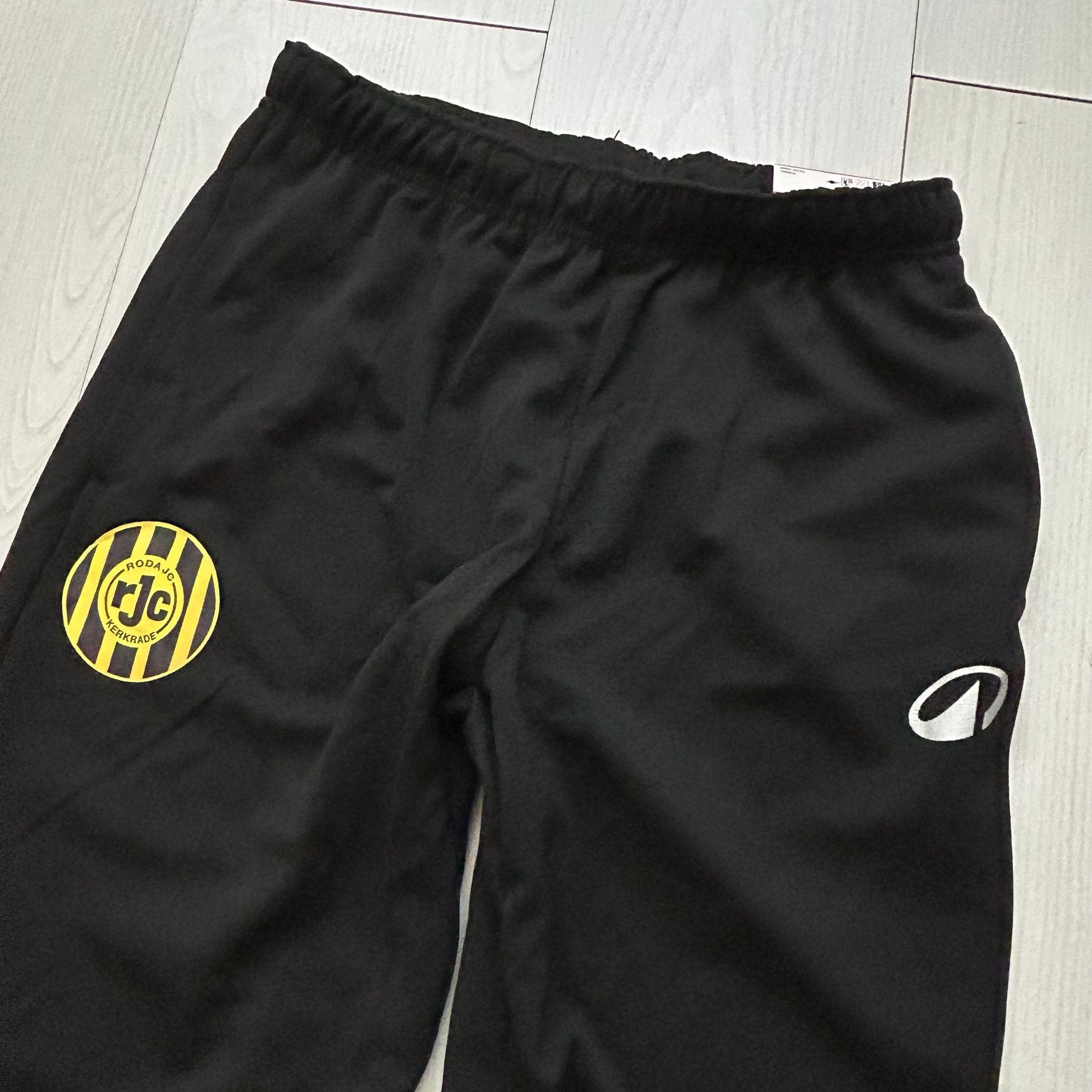 NIEUW Kipsta Essential Trainingsbroek Roda JC Zwart Maat L, Maat 52/54 (L), Zwart, Nieuw, Ophalen of Verzenden