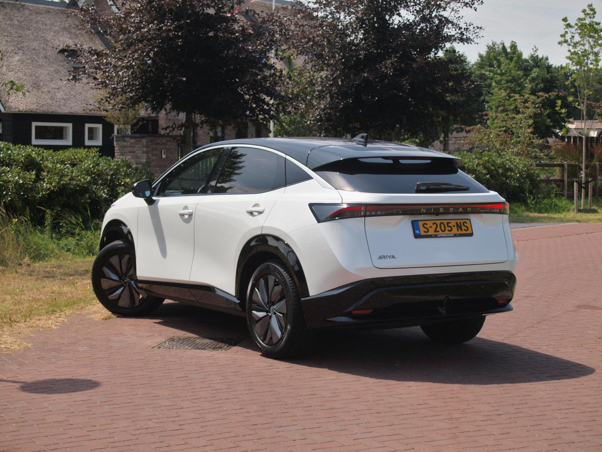 Nissan Ariya Advance 66 kWh | 360 Camera | Warmtepomp | DAB, Gebruikt, 750 kg, Leder en Stof, Wit