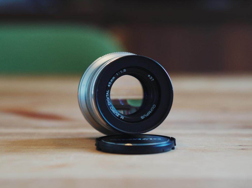 Olympus 45mm f1.8 prime lens zilver, Ophalen of Verzenden, Zo goed als nieuw, Standaardlens