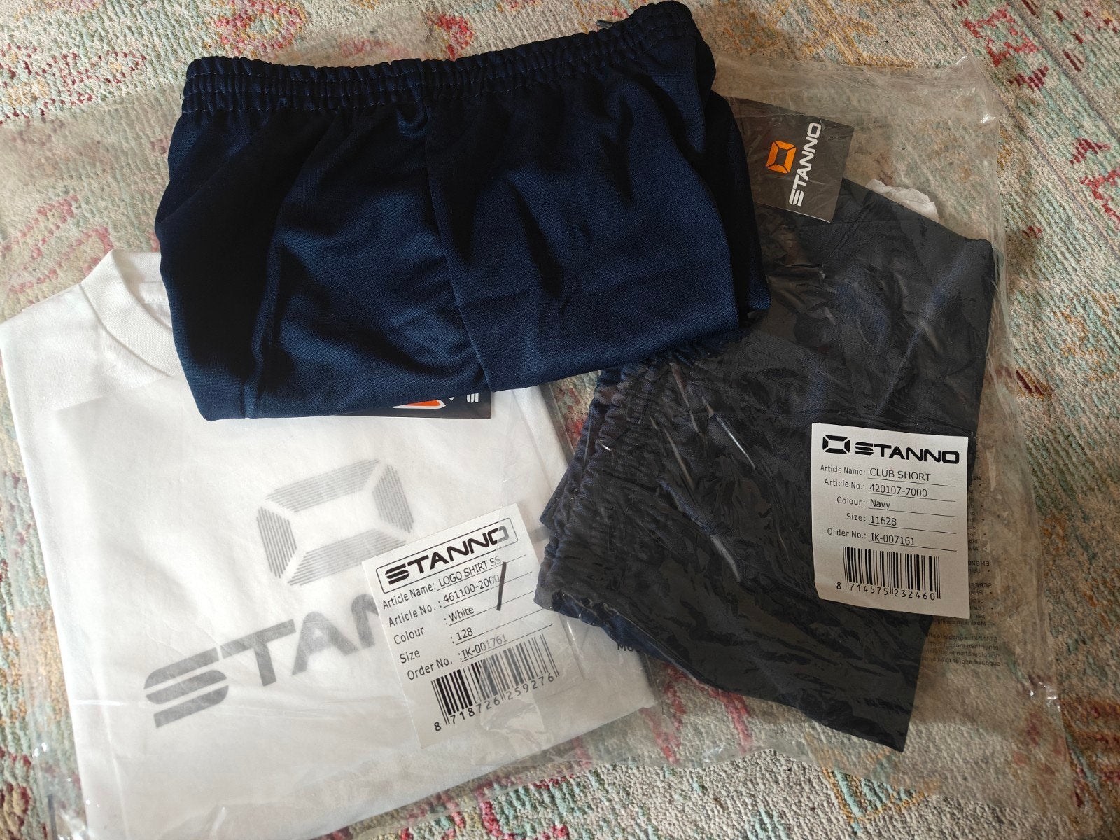 Stanno sportset: short (116/128) en shirt (128) - Nieuw, Kinderen en Baby's, Kinderkleding | Maat 122, Jongen of Meisje, Ophalen of Verzenden