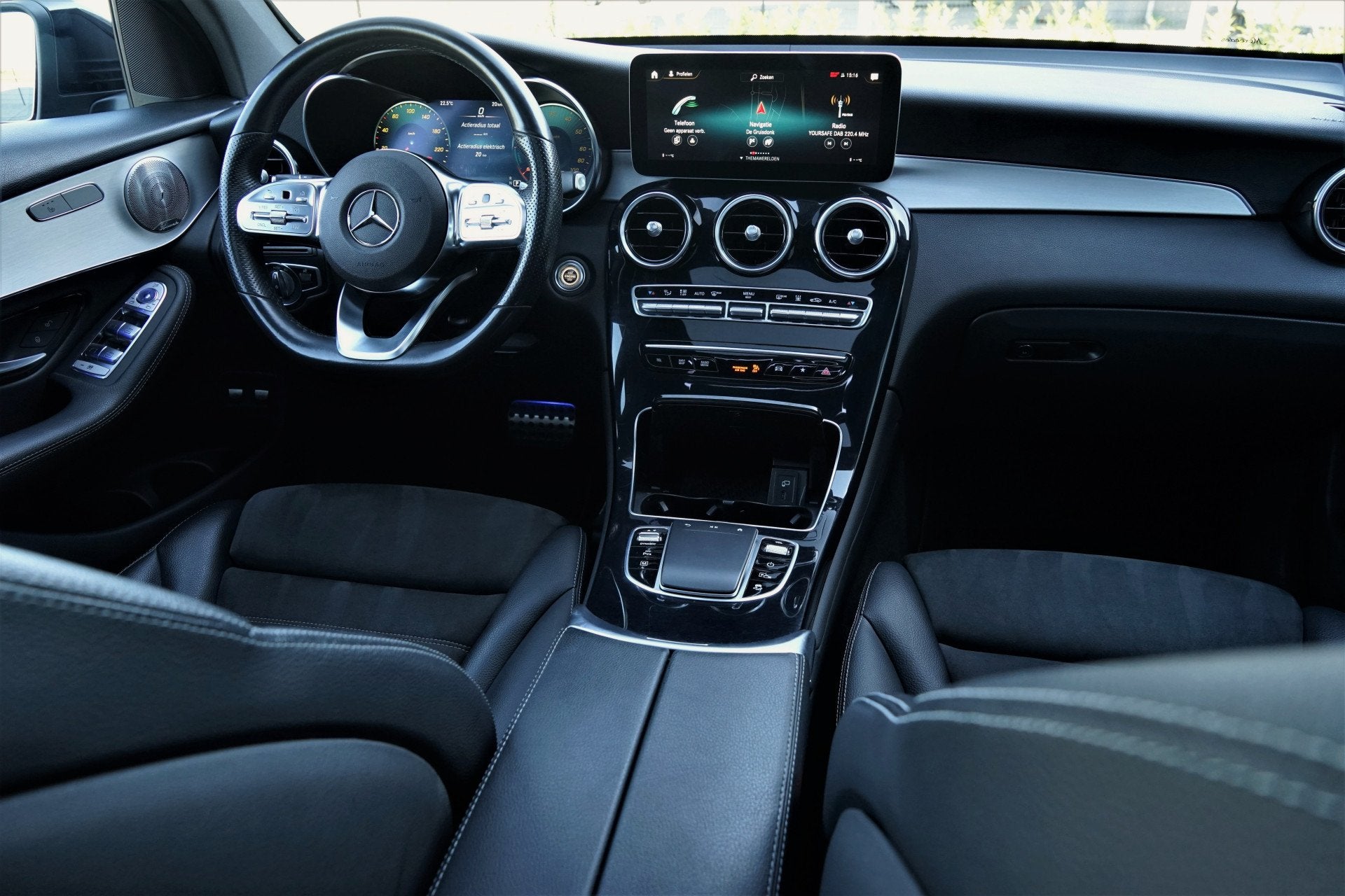 Mercedes-Benz GLC Coupé 300e 4MATIC AMG Schuifdak Burmester, Auto's, Automaat, Gebruikt, Zwart, 4 cilinders