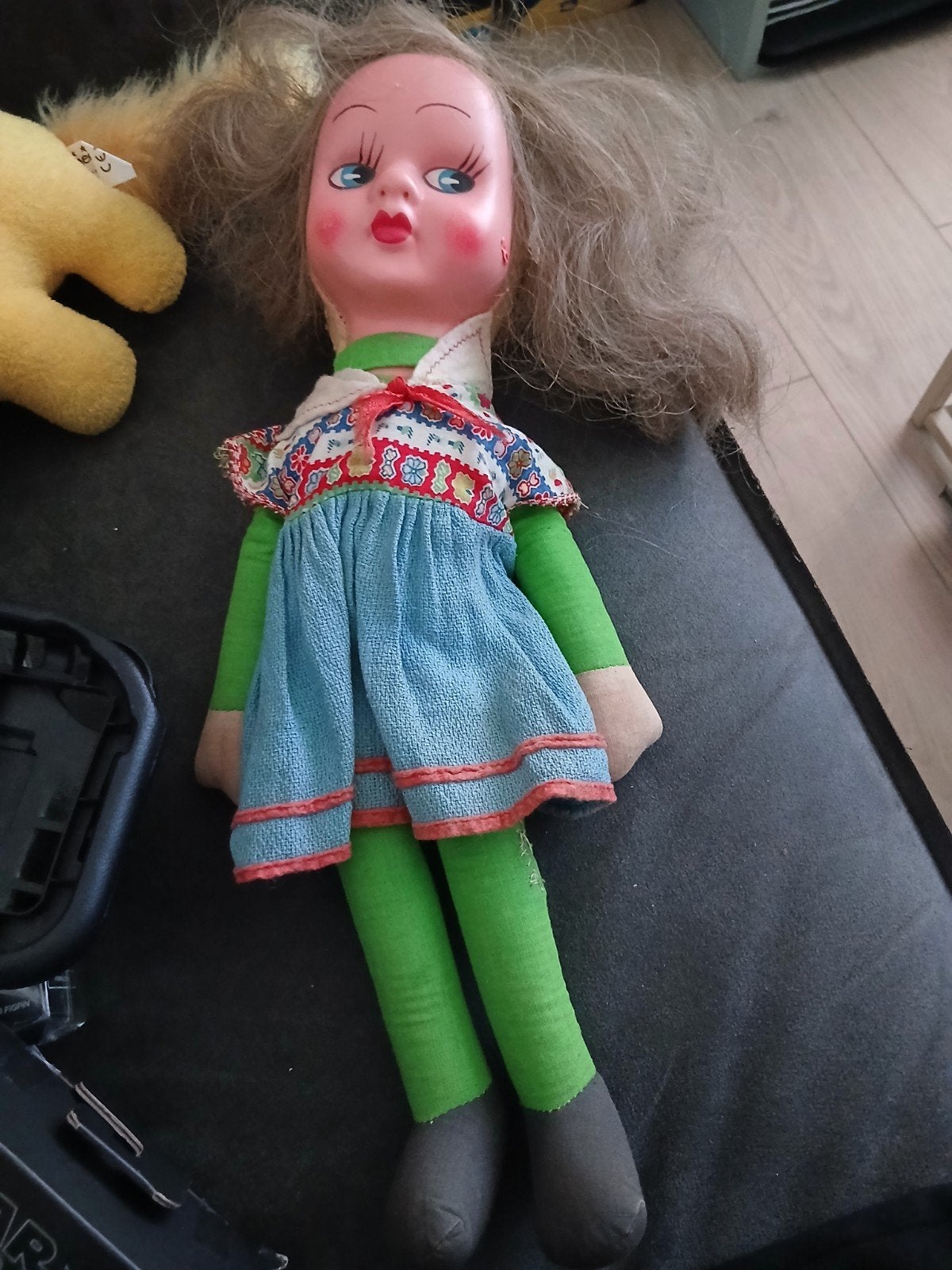 Vintage pop met stoffen lijfje en plastic hoofd mp6, Kinderen en Baby's, Speelgoed | Poppen, Ophalen of Verzenden, Gebruikt, Overige typen