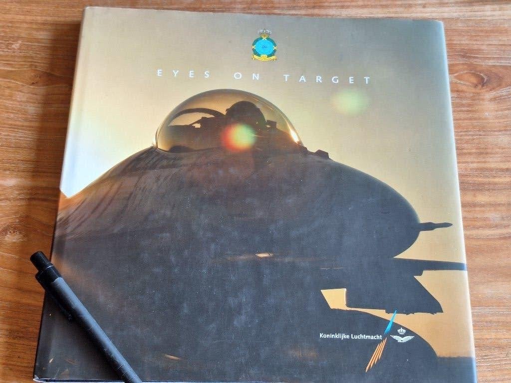 Eyes on Target - fotoboek vliegbasis Volkel, Ophalen of Verzenden, Tweede Wereldoorlog, Zo goed als nieuw, Overige onderwerpen