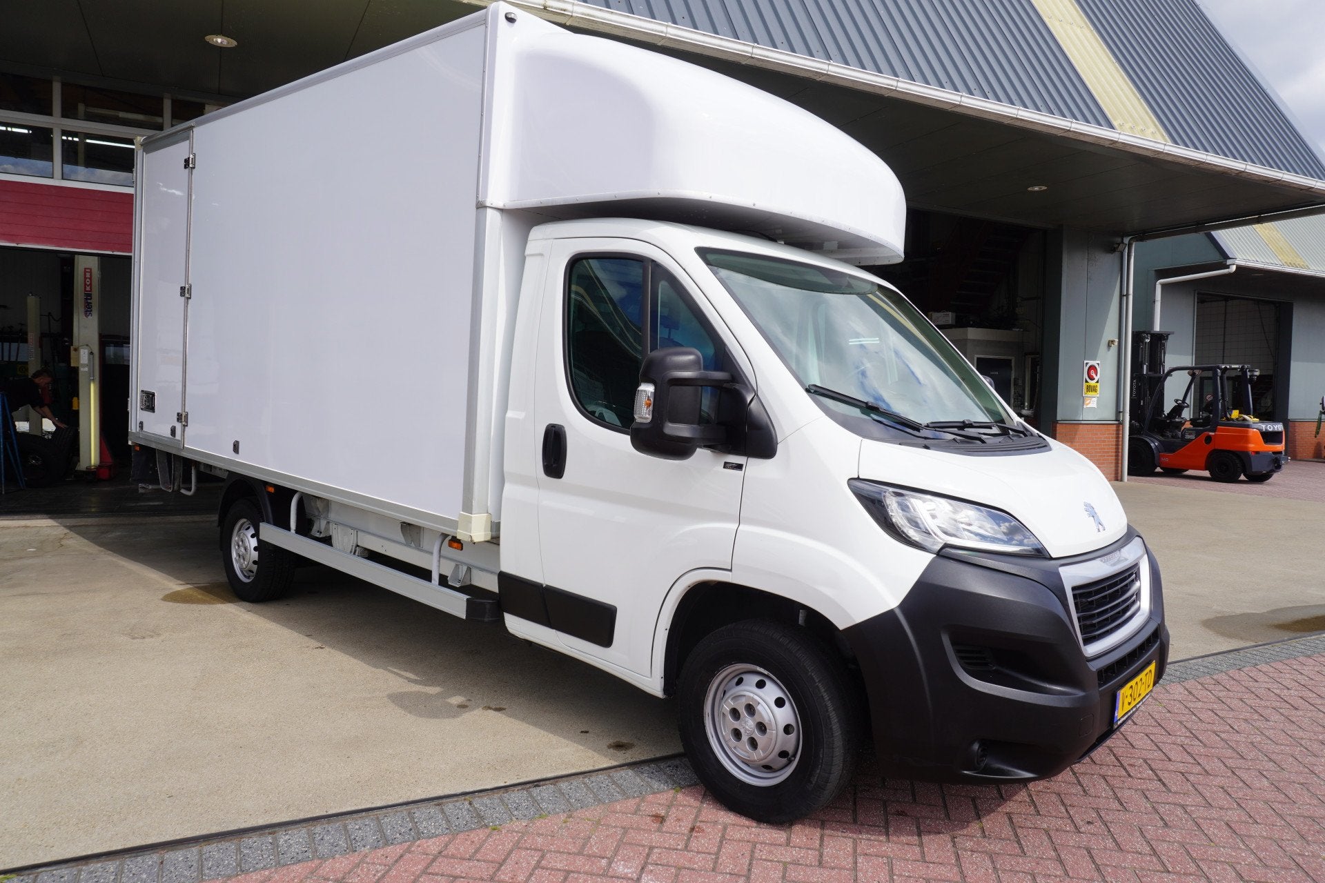 Peugeot Boxer 335 2.0 BlueHDI 131PK L3 Pro Meubelbak nr. V17, Auto's, Voorwielaandrijving, Gebruikt, 4 cilinders, Wit
