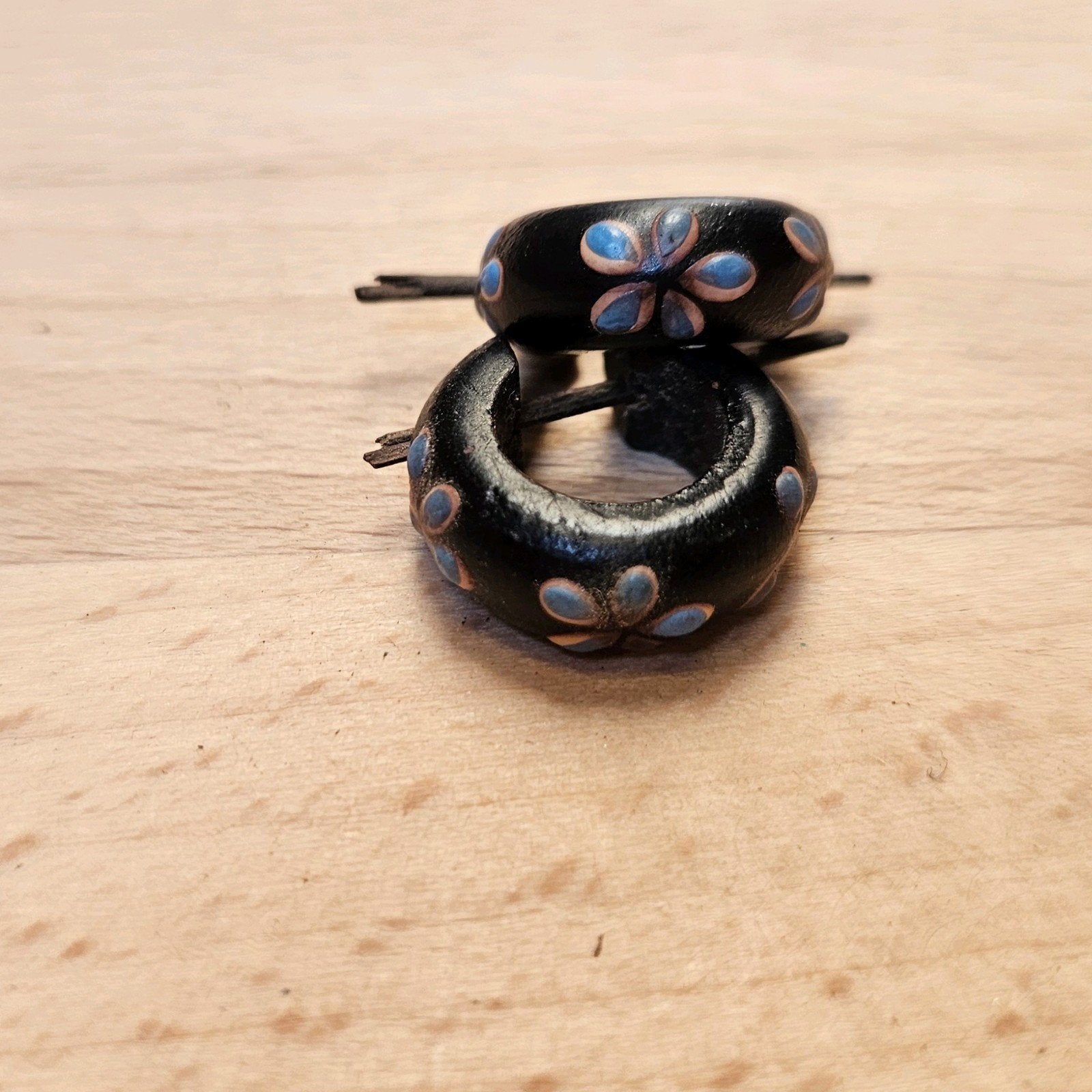 Houten oorbellen met steekpen, Ophalen of Verzenden, Gebruikt, Overige materialen, Oor- of Traguspiercing