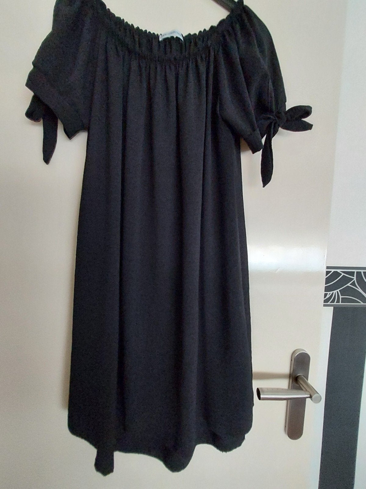 Zwart off-shoulder jurkje met strikjes one size, Kleding | Dames, Zwart, Ophalen of Verzenden, Zo goed als nieuw, Boven de knie