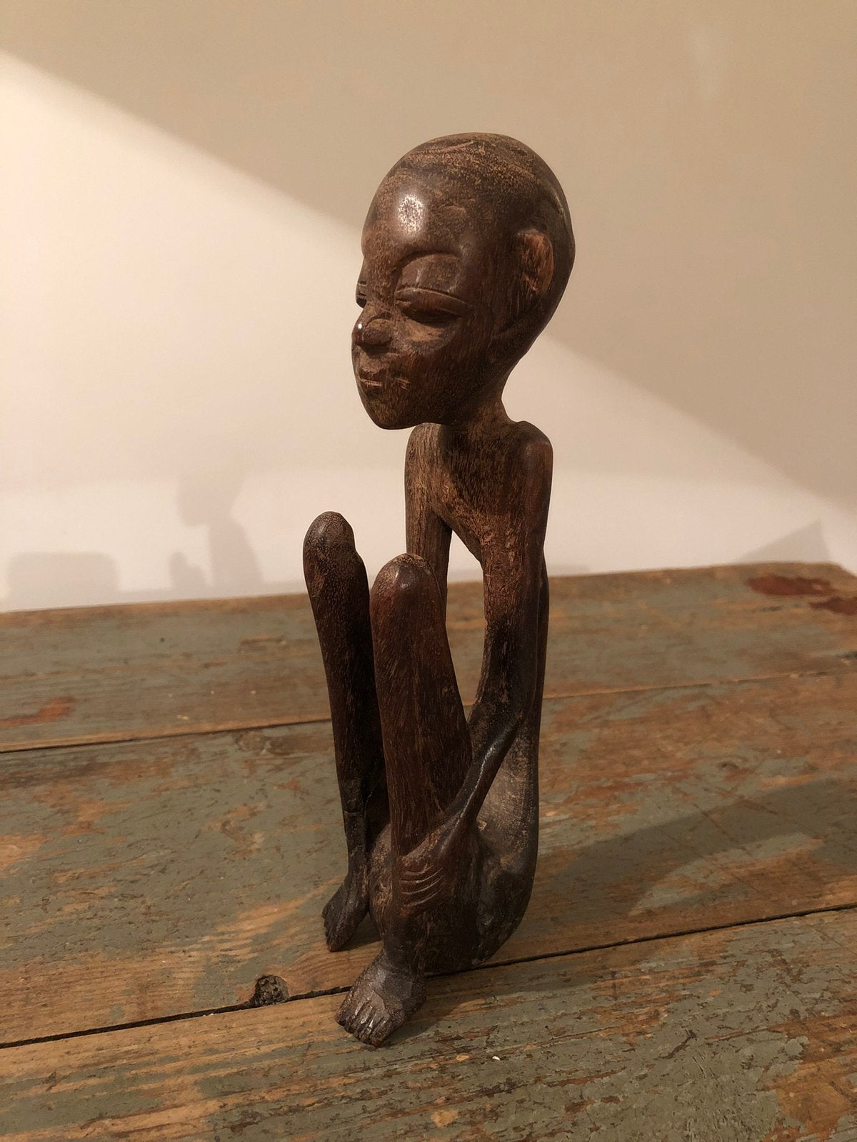 KUBST HOUTSNIJWERK BEELDJE RUANDA AFRIKA, Antiek en Kunst, Ophalen of Verzenden