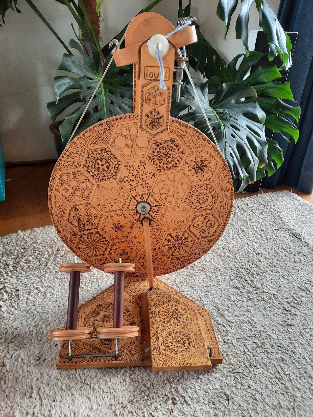 Prachtig versierd louët S 20 spinnewiel, Hobby en Vrije tijd, Spinnewielen en Spinnen, Ophalen, Spinnewiel
