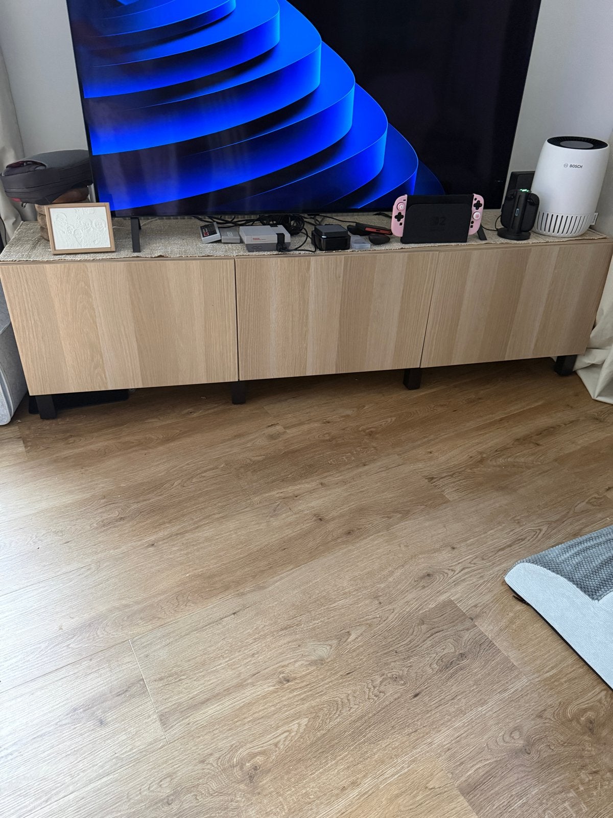 IKEA Besta TV-meubel met poten, zo goed als nieuw, 150 tot 200 cm, Ophalen of Verzenden, Zo goed als nieuw, Minder dan 100 cm