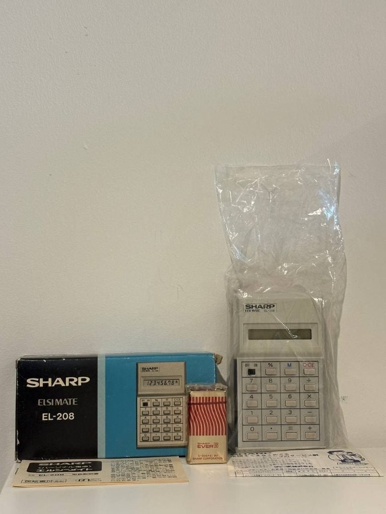Sharp Elsi mate EL-208 rekenmachine Made in Japan *NEW*, Diversen, Ophalen of Verzenden, Nieuw