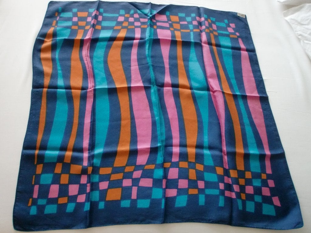 Prachtige donker blauwe sjaal met diverse kleuren., Verzenden, Zo goed als nieuw, Maat 46/48 (XL) of groter, Sjaal
