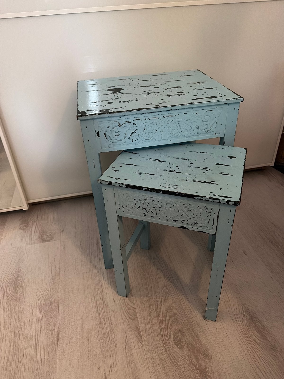 Set van 2 blauwe bijzettafels met brocante look, Minder dan 45 cm, Minder dan 55 cm, Gebruikt, Vierkant