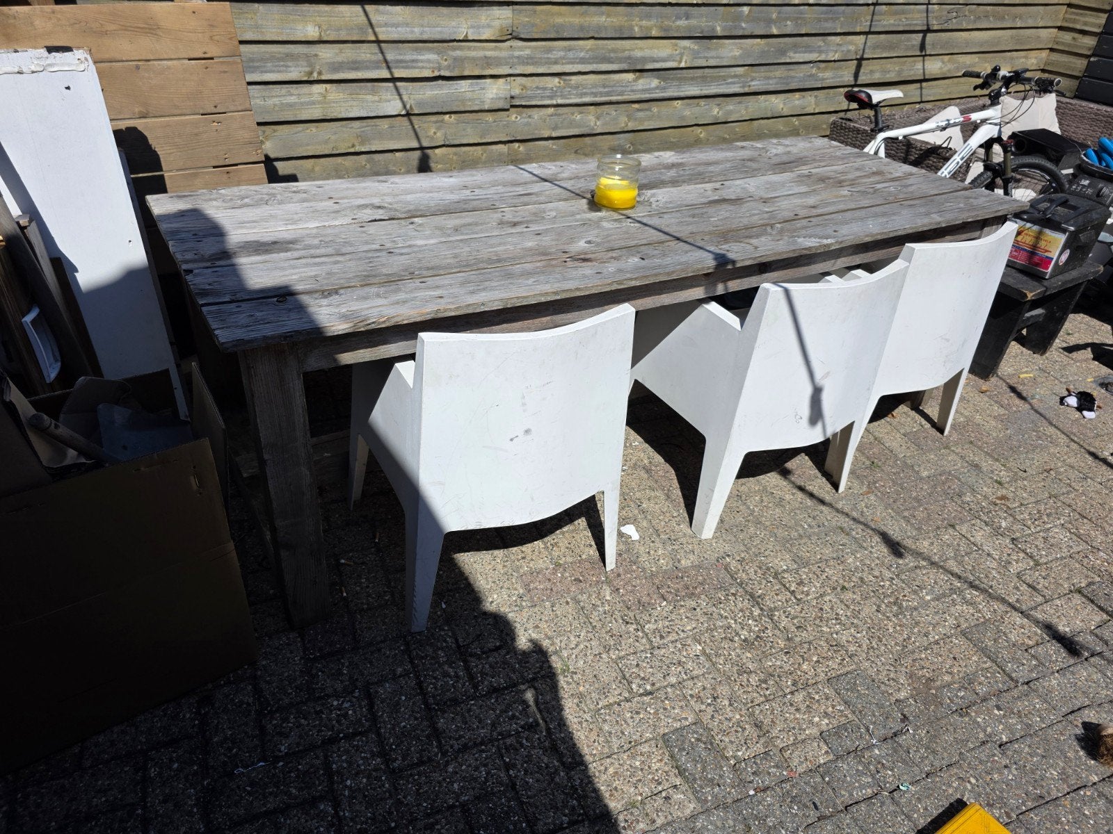 Robuuste houten tuintafel met 2 stoelen en een bankje, Ophalen of Verzenden, Gebruikt