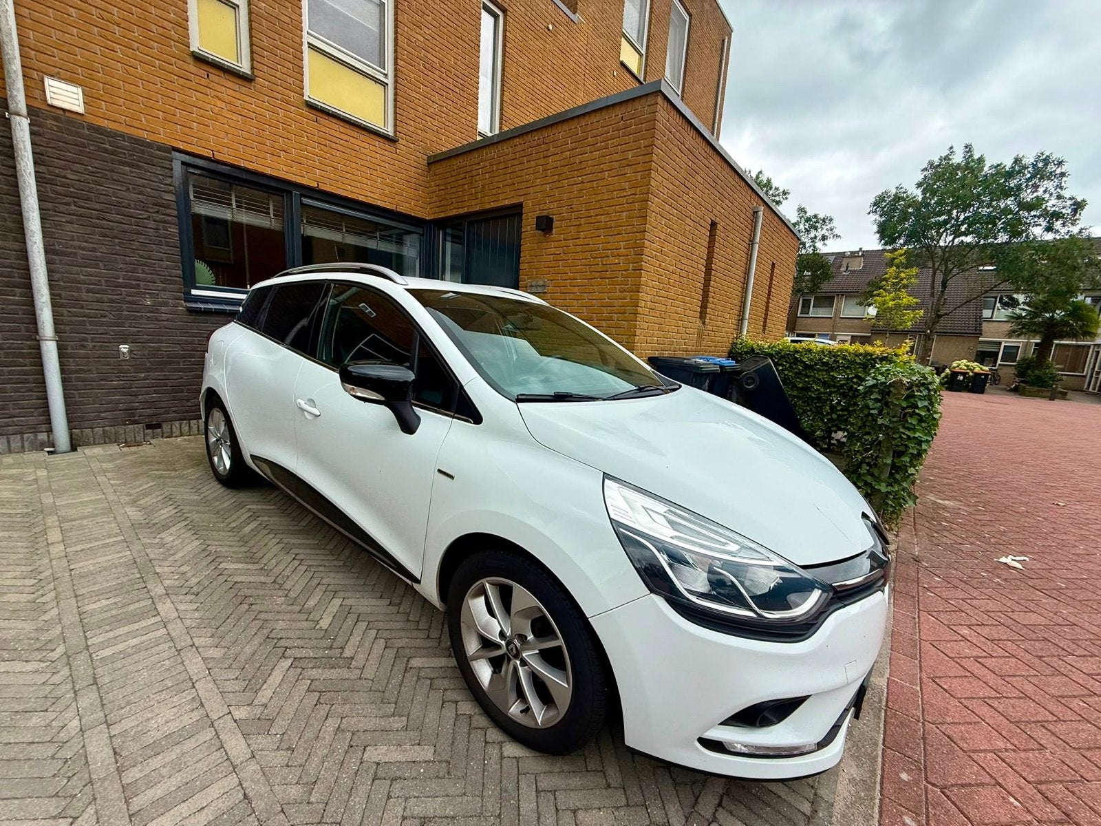 Renault Clio 0.9 TCE 90 Estate 2016 Wit, Auto's, Renault, Voorwielaandrijving, 898 cc, 1063 kg, 580 kg