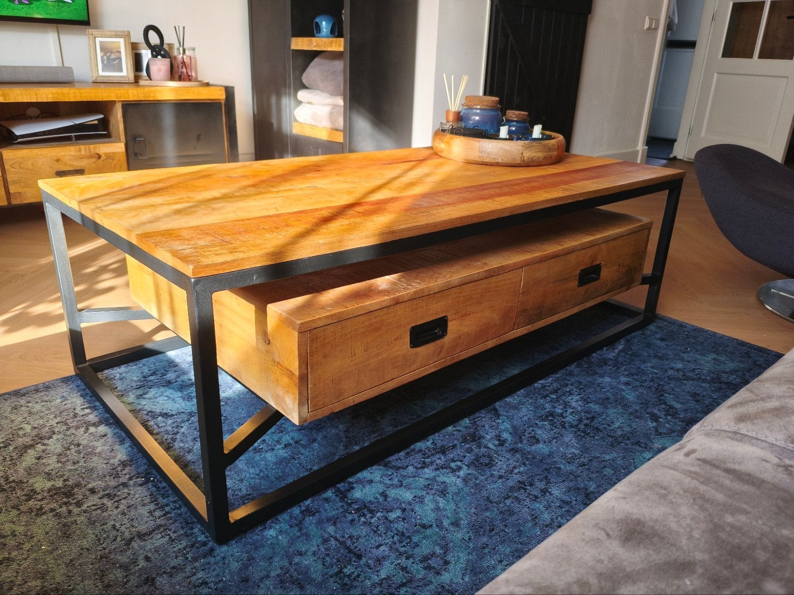 Massief mango houten salontafel met lades, Huis en Inrichting, Ophalen, 100 tot 150 cm, 50 tot 100 cm, Zo goed als nieuw