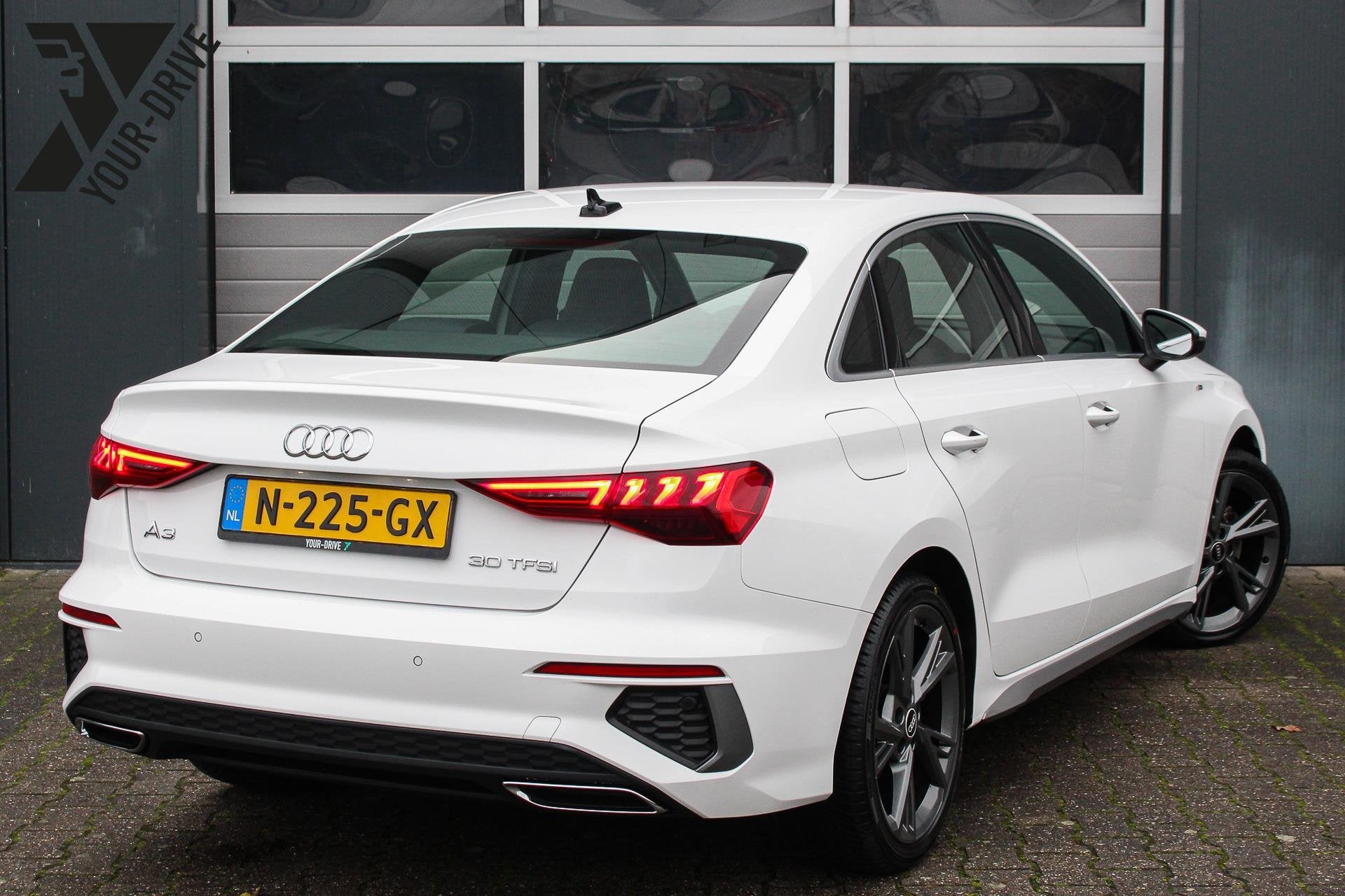 Audi A3 Limousine 30 TFSI automaat S Edition | 12 maanden ga, Dealer onderhouden, Gebruikt, Met garantie (alle), Leder en Stof