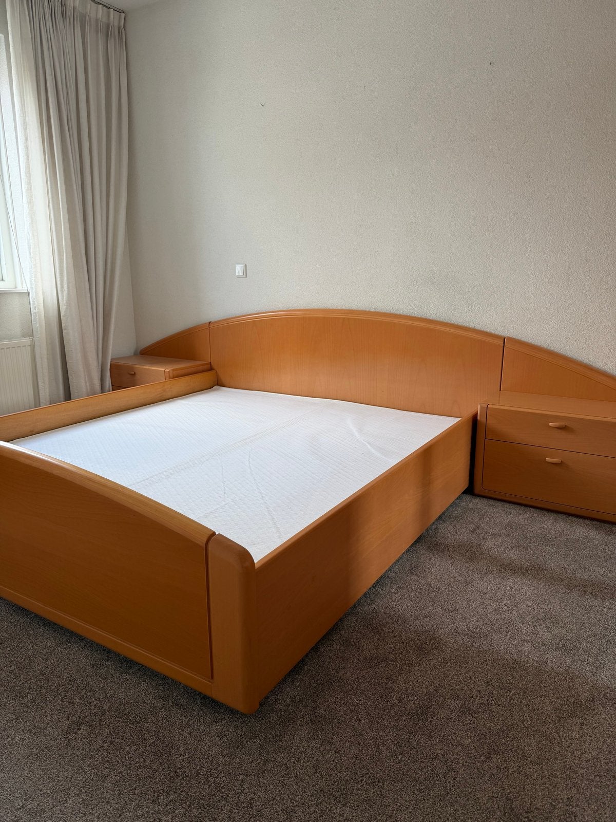 Hulstra houten bed met nachtkastjes (180x200 matrasmaat), Ophalen, Gebruikt, Bruin, 210 cm
