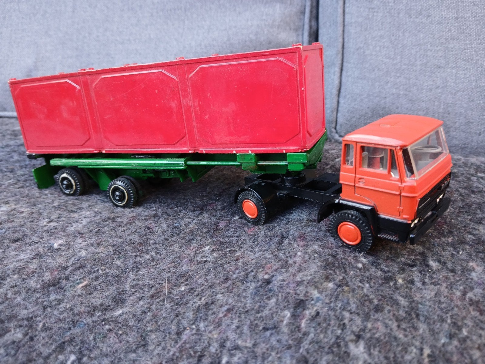 Daf 2100 / 2300 Truck met container trailer Lion Car, Hobby en Vrije tijd, Ophalen of Verzenden, Gebruikt, Bus of Vrachtwagen
