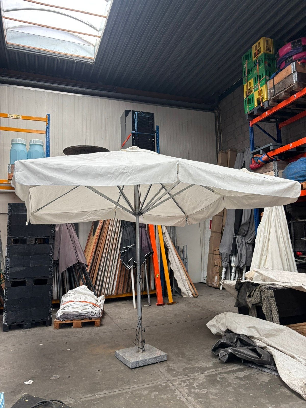 Witte parasol met voet te koop, Ophalen, Gebruikt