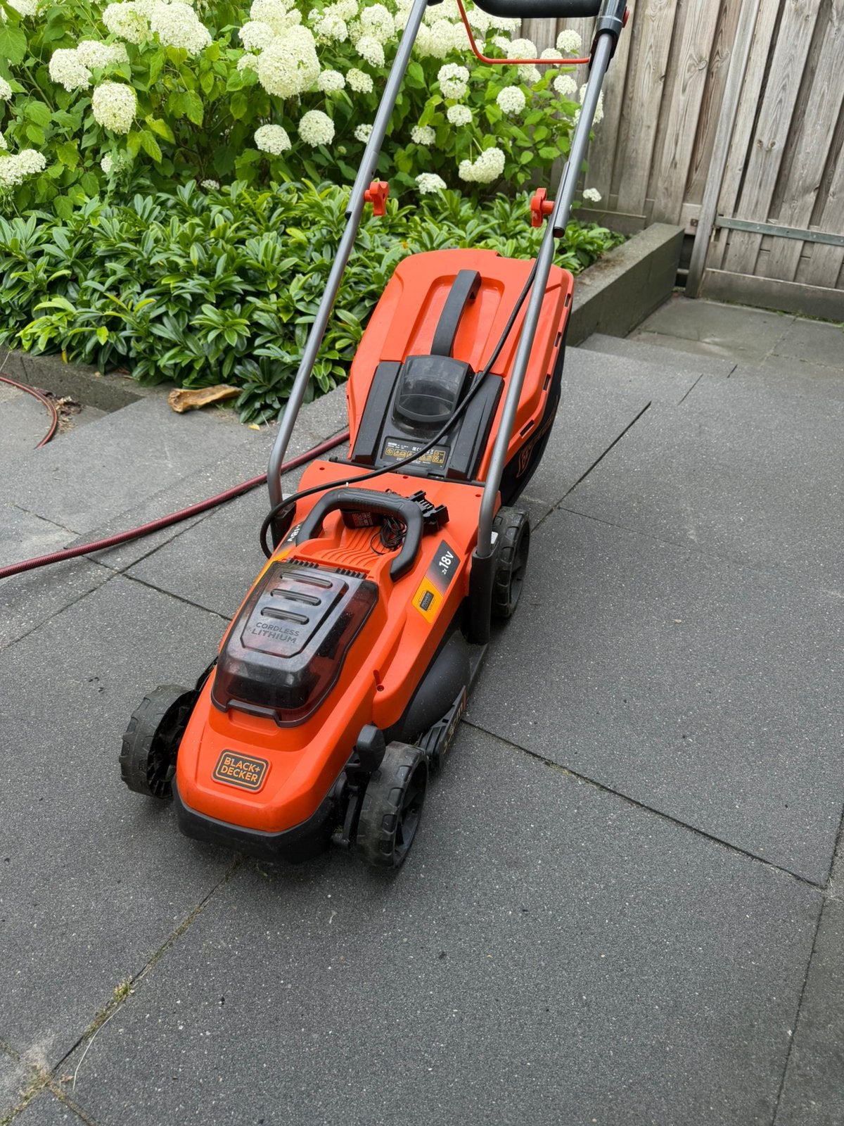 Draadloze grasmaaier van Black + Decker, Ophalen, Cirkelmaaier, Gebruikt, Elektrische grasmaaier