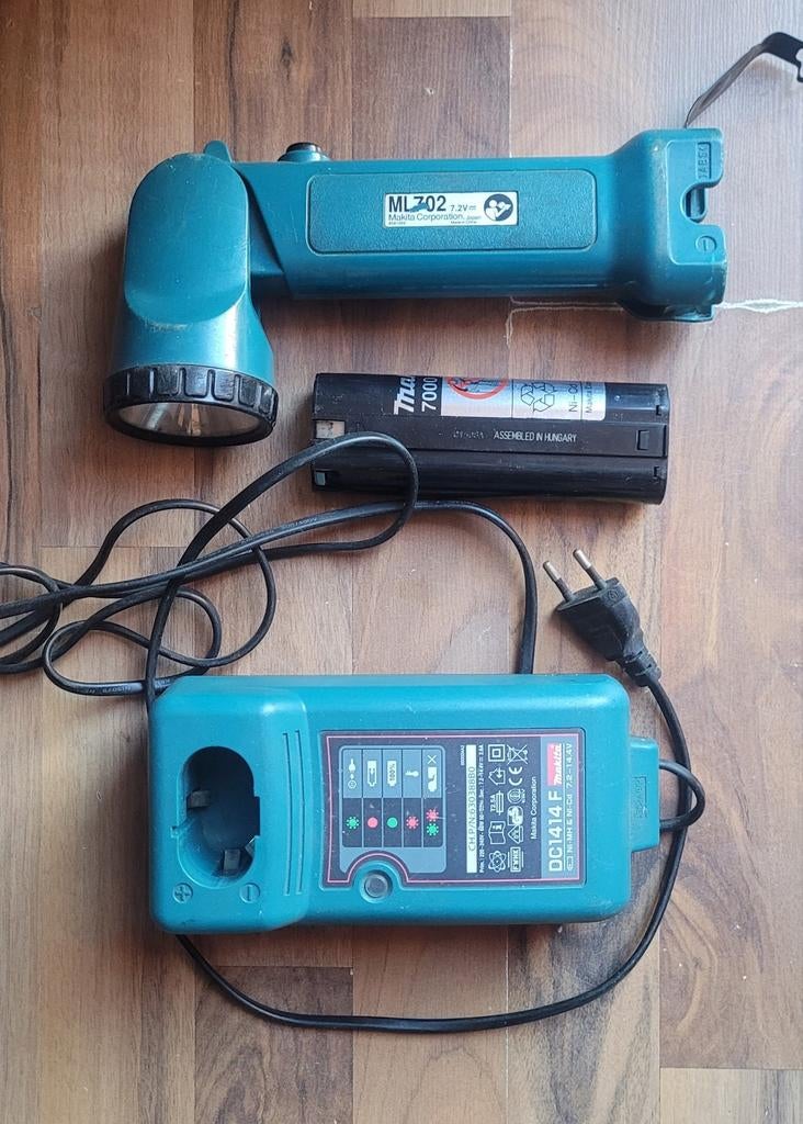 Makita ML702 7.2v zaklamp +lader, Ophalen of Verzenden