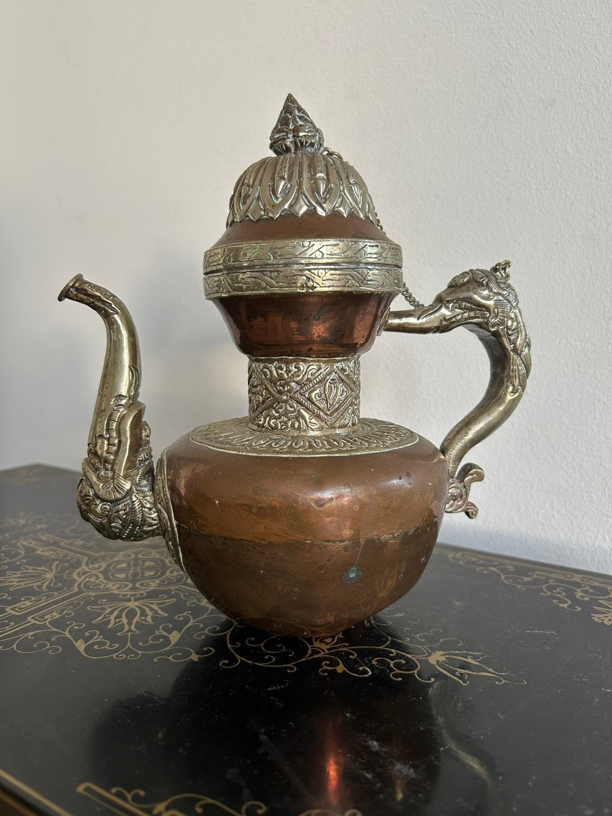 Antieke Tibetaanse koperen theepot met zilverkleur accenten., Antiek en Kunst, Ophalen of Verzenden