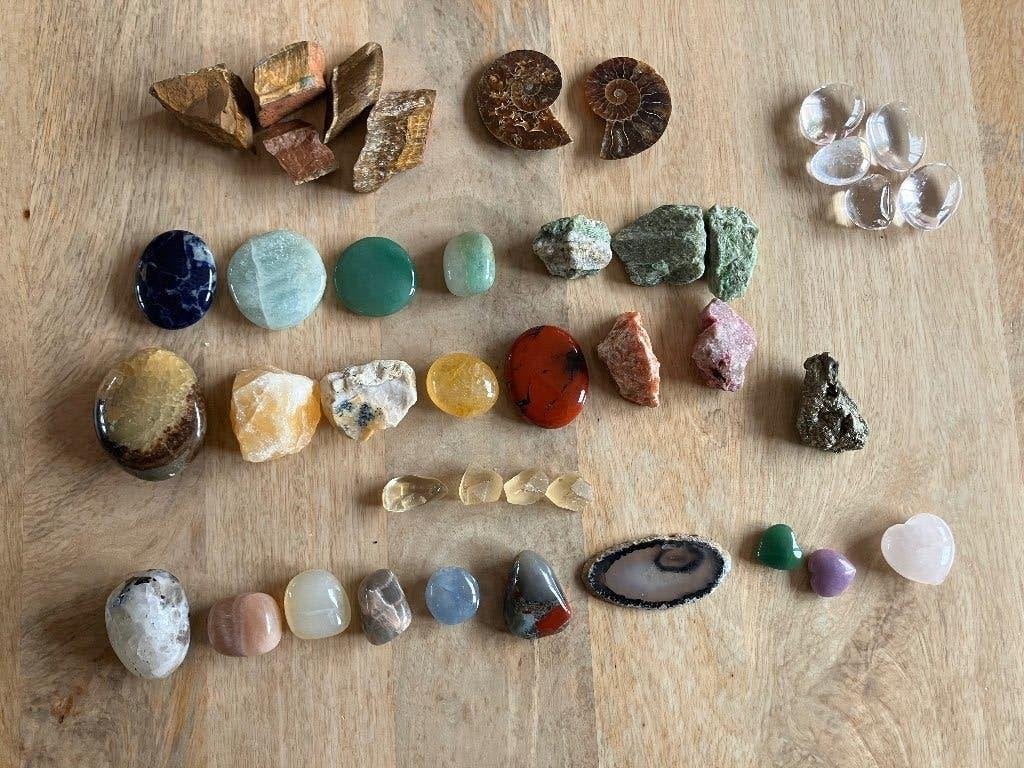 partijtje (half)edelstenen met o.a. maansteen, aventurijn, Verzamelen, Mineralen en Fossielen, Ophalen of Verzenden, Mineraal