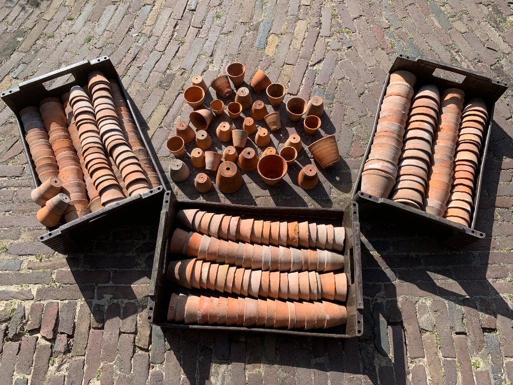 Foto 12 van Antieke handgemaakte aardewerken kweekpotjes
