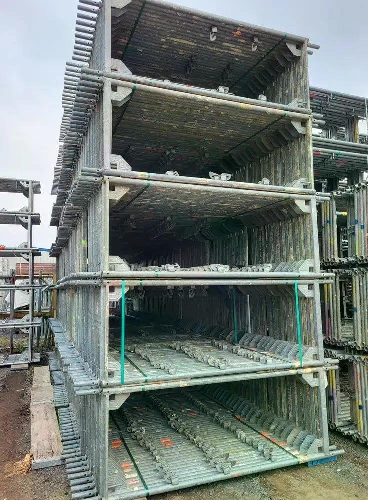 2000 m² gebruikte Layher gevelsteiger met stalen vloeren, Ophalen of Verzenden, Gebruikt
