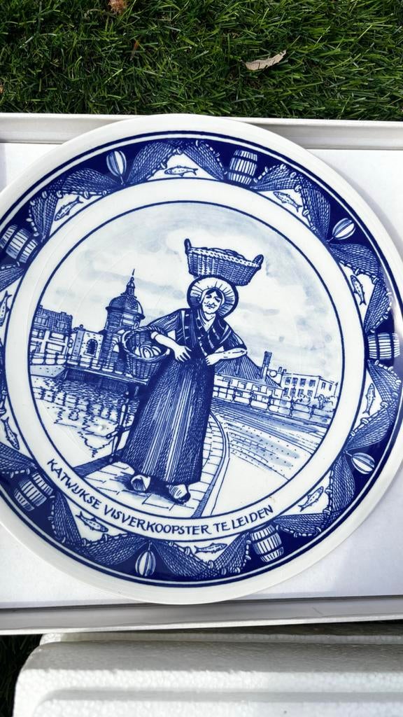 Delfts Blauw bord 'Katwijkse Visverkoopster te Leiden', Ophalen