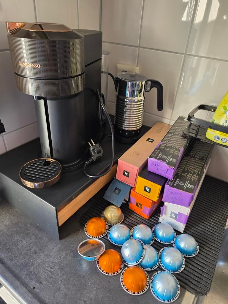 Nespresso Vertuo Next koffiemachine met Aeroccino, Witgoed en Apparatuur, Koffiezetapparaten, Gebruikt, Koffiepads en cups, Koffiemachine