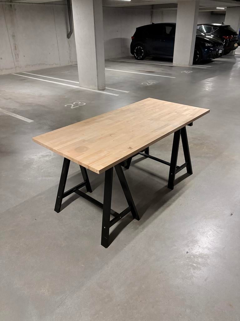 Stevige houten tafel met metalen schragen, Ophalen, 100 tot 150 cm, 50 tot 100 cm, Zo goed als nieuw