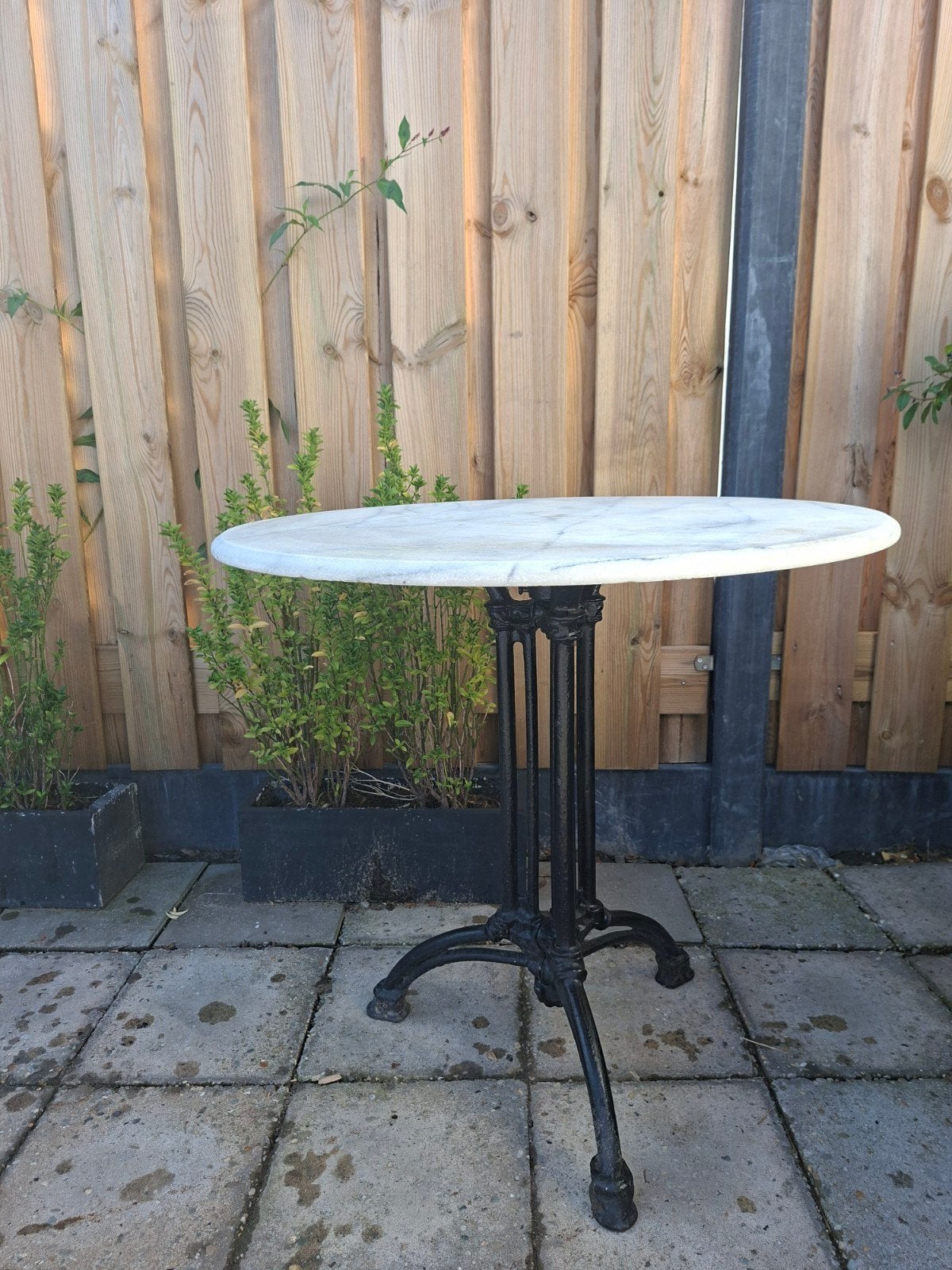 Vintage bistrotafel met marmer blad en gietijzeren onderste, Antiek en Kunst, Antiek | Meubels | Tafels, Ophalen