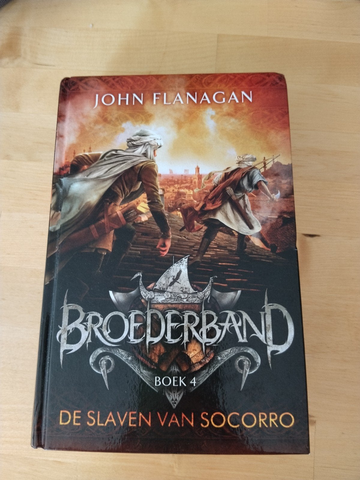 Broederband Boek 4: De Slaven van Socorro - John Flanagan, Boeken, Ophalen of Verzenden, Gelezen, John Flanagan