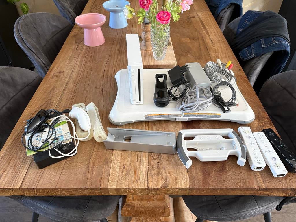 Wii console met harde schijf en accessoires, Ophalen of Verzenden, Gebruikt, Met 3 controllers of meer, Met stuurtje