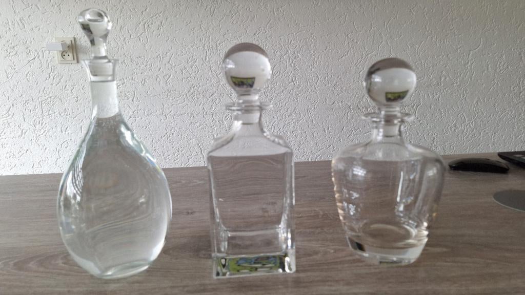 3 Karaffen met Glazen stop., Ophalen