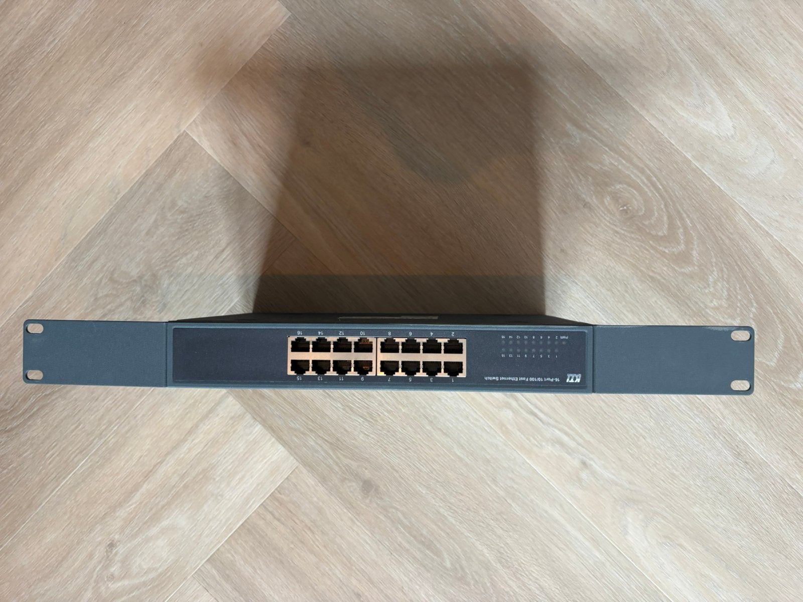 Tp link 16 poort swtich 10/100, Ophalen of Verzenden, Zo goed als nieuw