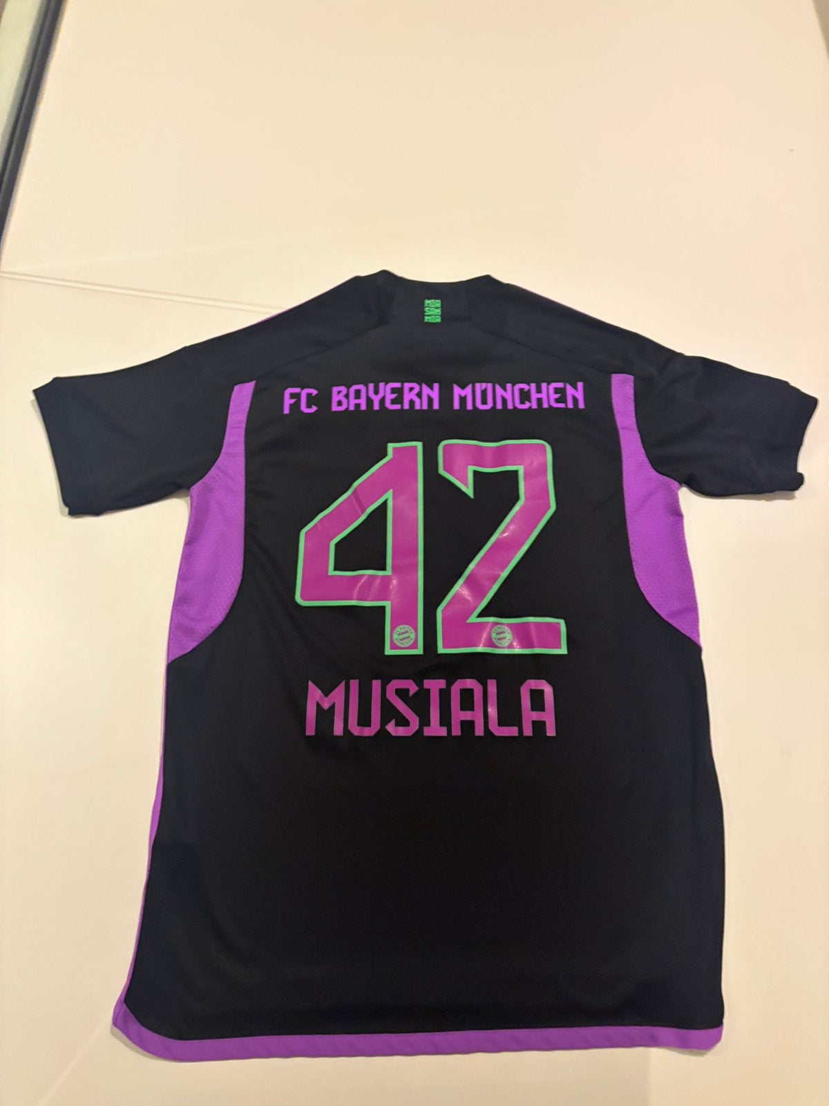 Musiala fc bayern shirt, Eén persoon