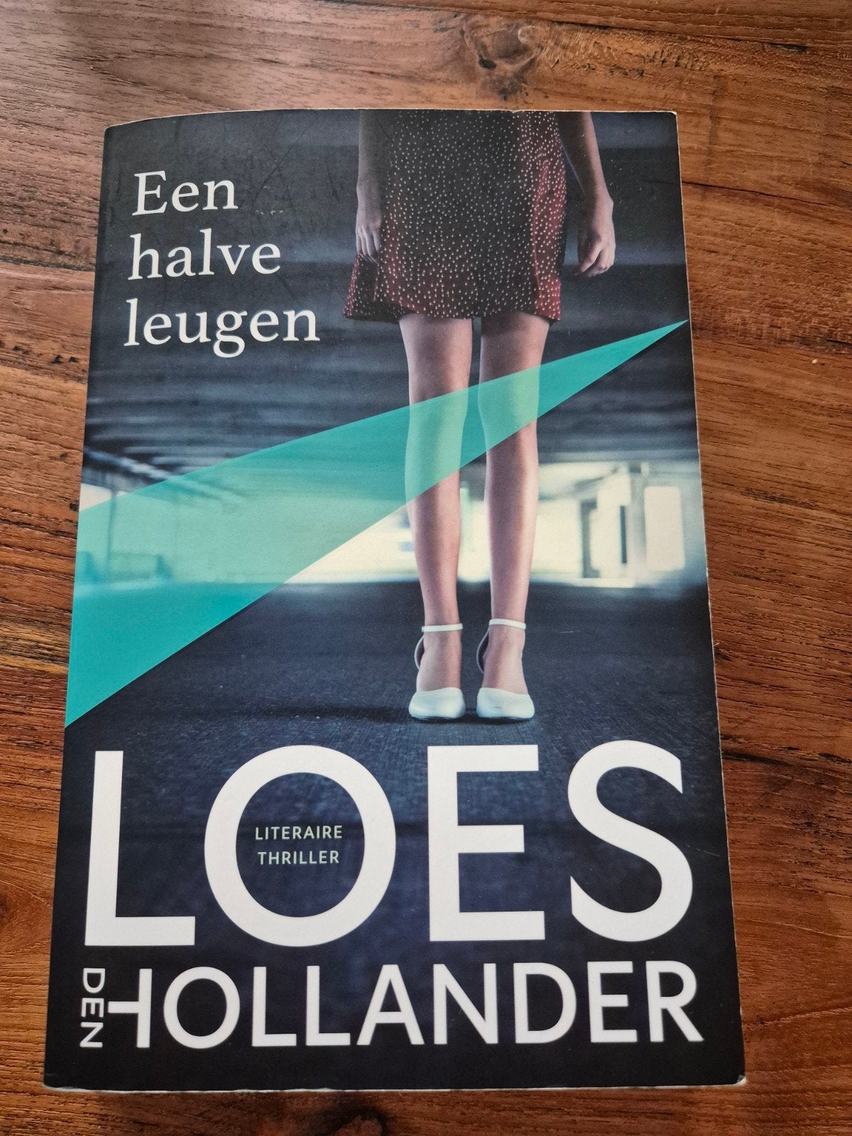 Loes den Hollander - Een halve leugen, Ophalen of Verzenden, Zo goed als nieuw, Loes den Hollander