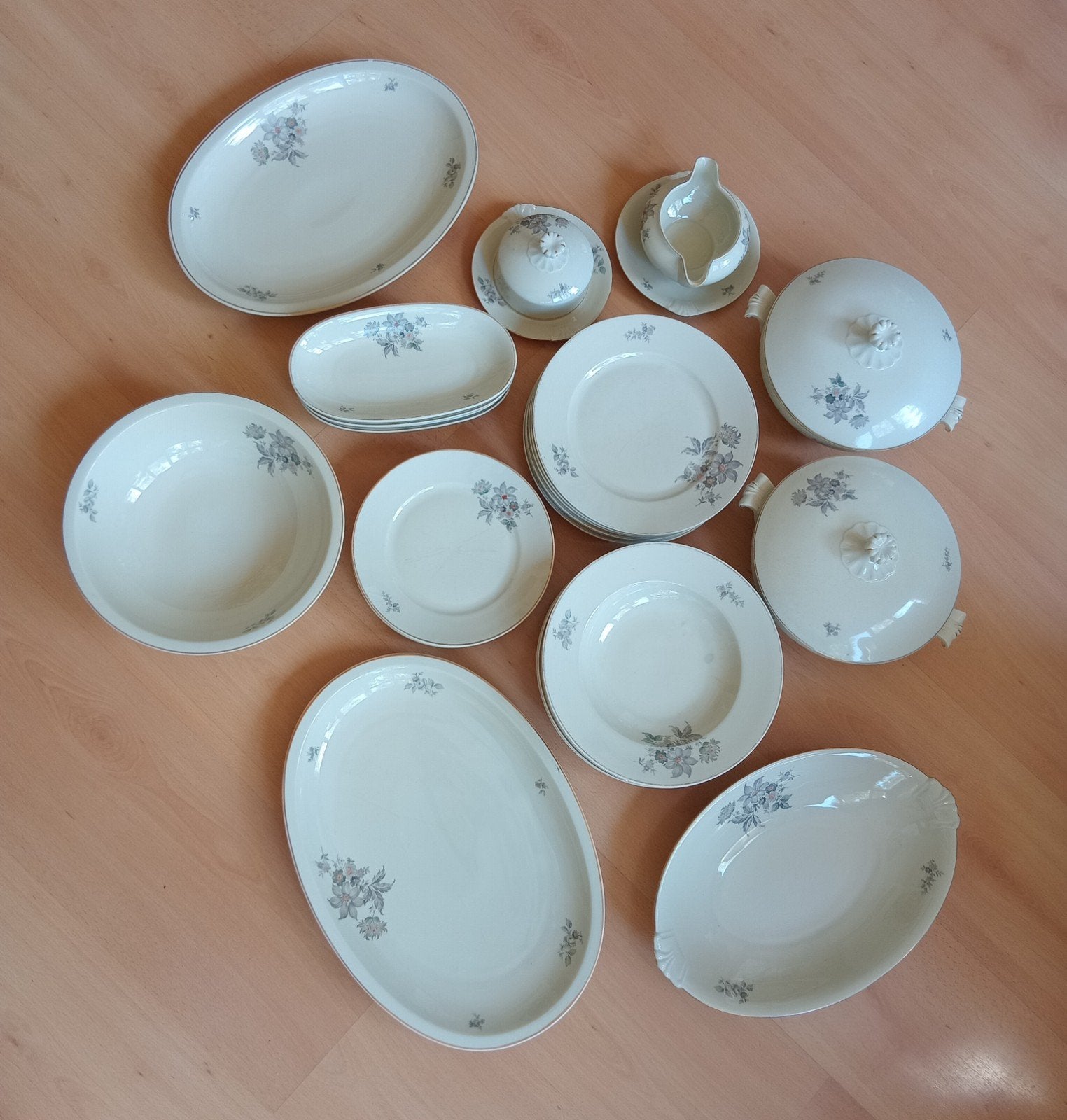 Vintage Tsjechoslowaaks servies met bloemmotief 30 stuks, Ophalen, Gebruikt, Overige merken, Vintage