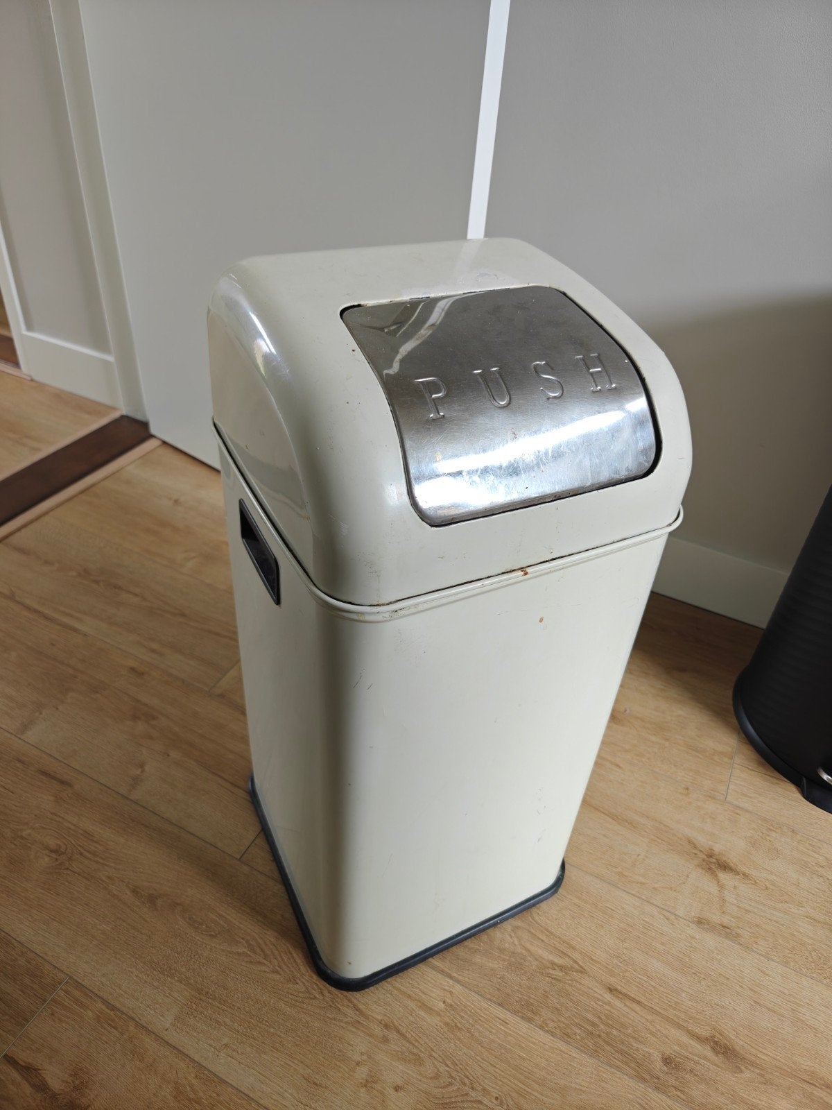 Vintage 'PUSH' prullenbak - Crème metaal, Ophalen, 50 – 75, Gebruikt, 20 tot 30 liter