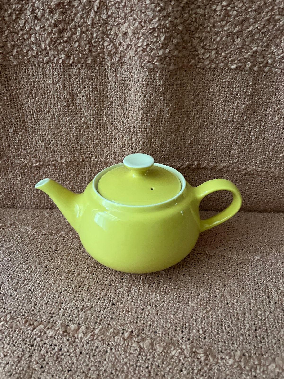 Gele theepot Royal Sphinx Maastricht, 12,5 cm hoog, Gebruikt, Geel, Steen/keramiek, Overige merken