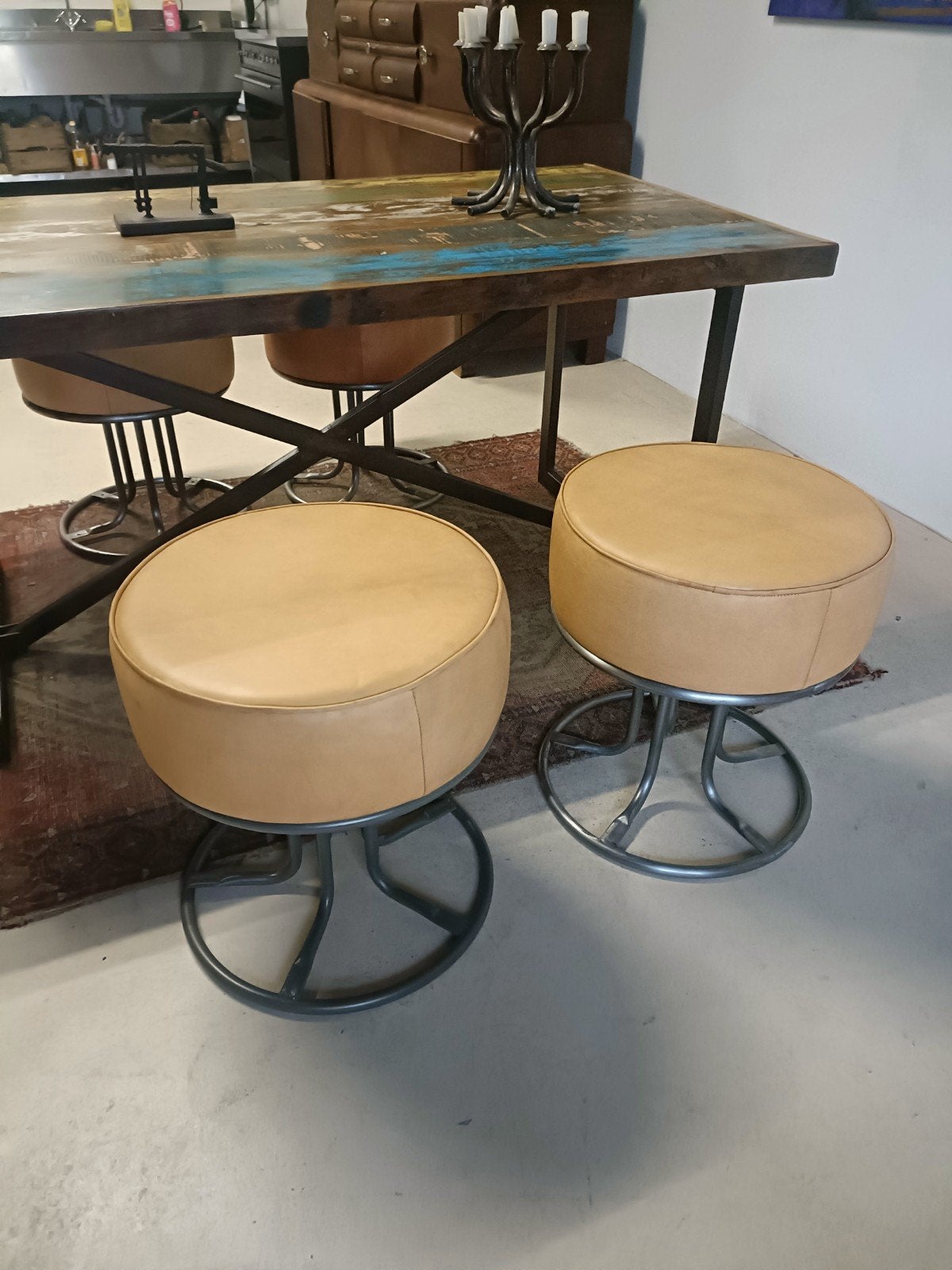 Bruine leren poef nieuw, Minder dan 50 cm, Rond, Nieuw, Ophalen of Verzenden