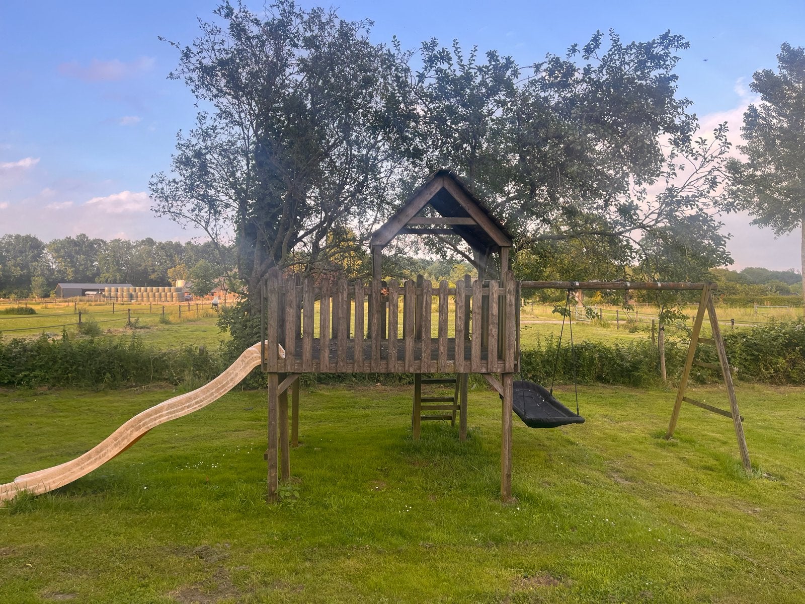 Gratis Houten speelhuisje met glijbaan, Ophalen, Gebruikt, Hout