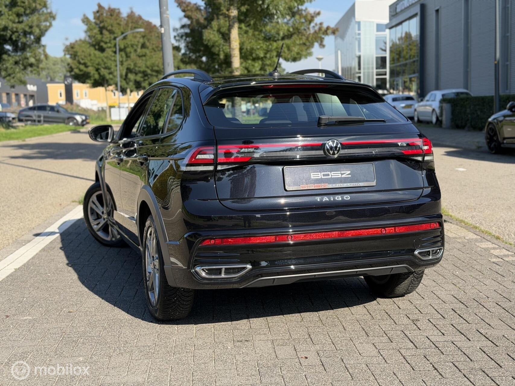 Volkswagen Taigo 1.0 TSI R-Line DSG CARPLAY IQ LANE SFEER, Auto's, Met garantie (alle), Alcantara, Zwart, Bedrijf