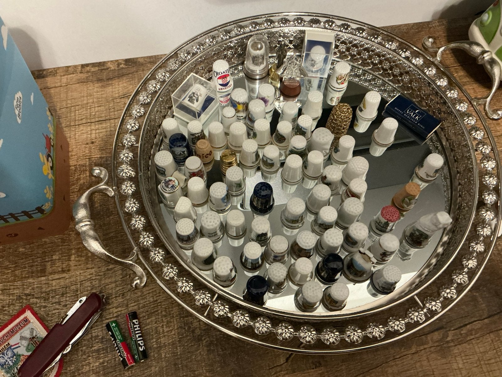 2 Vitrines met ca. 100 Vingerhoedjes -die doos is vol, Ophalen of Verzenden, Gebruikt, Overige materialen, Nederland