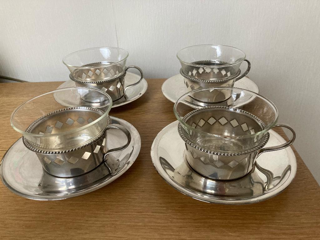 4 theeglazen in verzilverde houder en bordjes Kempen+Begeer, Ophalen of Verzenden