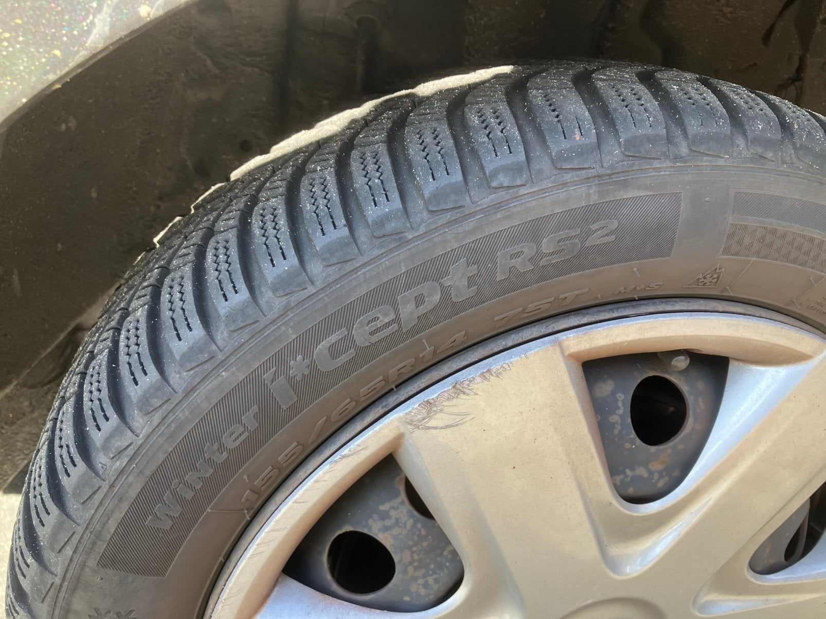 Aygo C1 107 winterbanden op velg 155/65/14 hankook min 4mm, Ophalen, Gebruikt
